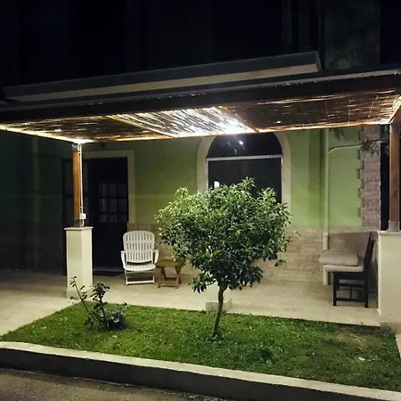 House Nyaraló Szfakerá