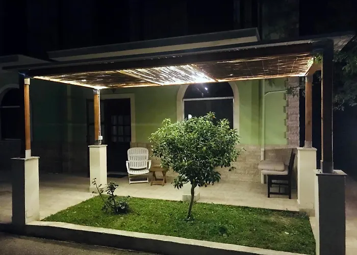 House Nyaraló Szfakerá